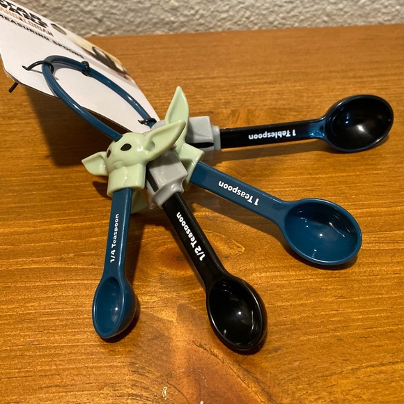 Disney’s Star Wars The Mandalorian & Baby Yoda Plastic Measuring Spoons Set of 4 - Picture 14 of 16